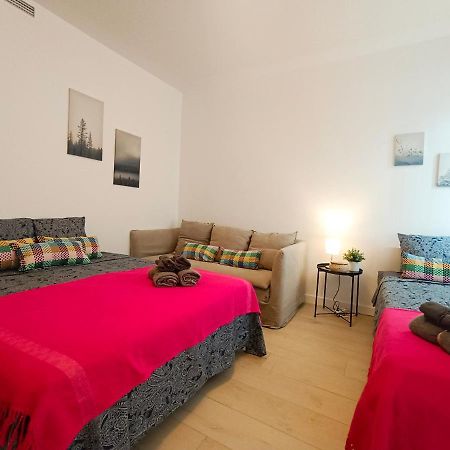 By Plaza Universidad Rooms Barcelona Bagian luar foto