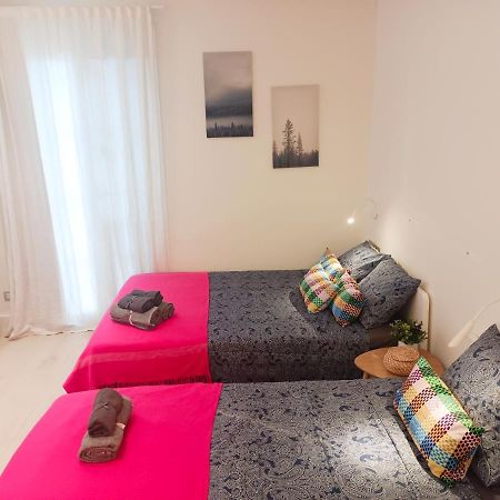 By Plaza Universidad Rooms Barcelona Bagian luar foto
