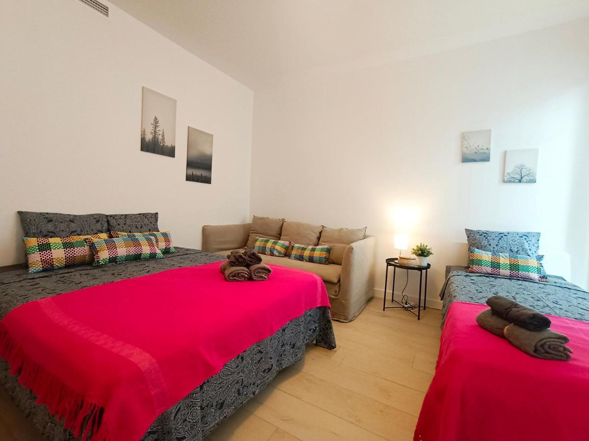 By Plaza Universidad Rooms Barcelona Bagian luar foto