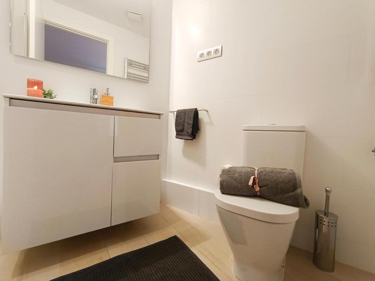 By Plaza Universidad Rooms Barcelona Bagian luar foto