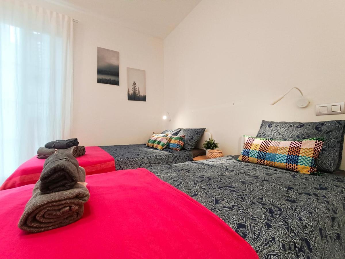 By Plaza Universidad Rooms Barcelona Bagian luar foto