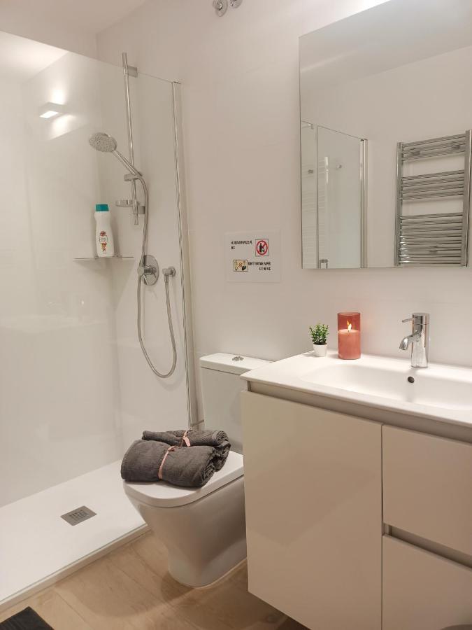By Plaza Universidad Rooms Barcelona Bagian luar foto