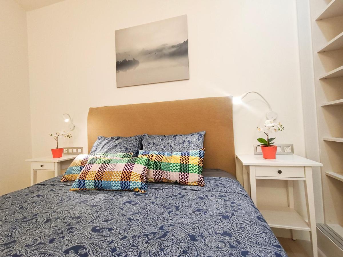 By Plaza Universidad Rooms Barcelona Bagian luar foto