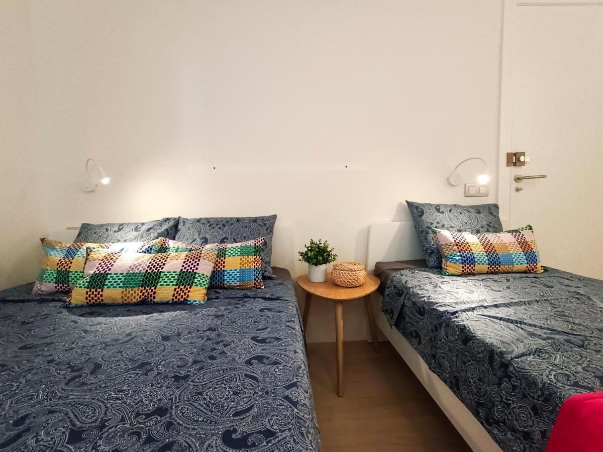 By Plaza Universidad Rooms Barcelona Bagian luar foto