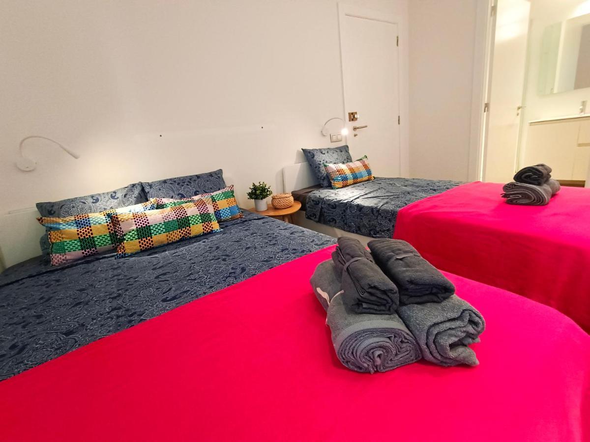 By Plaza Universidad Rooms Barcelona Bagian luar foto