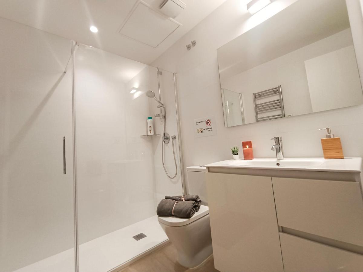 By Plaza Universidad Rooms Barcelona Bagian luar foto